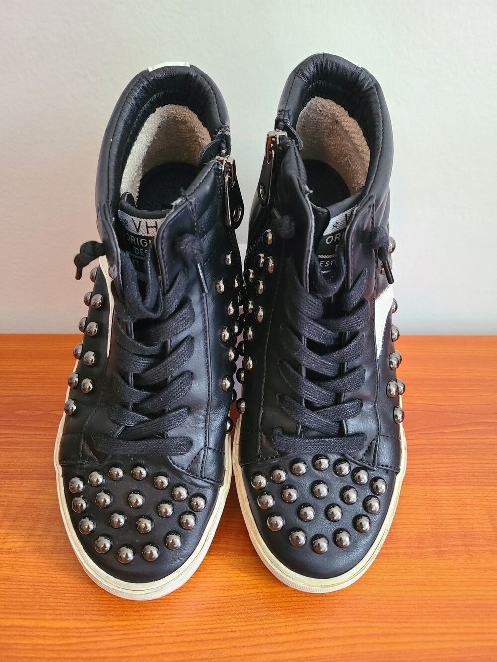 VINTAGE HAVANA WOMEN'S BLACK STUDDED LOW TOP SNEAKER 6 STREET WEAR ATHLEISURE